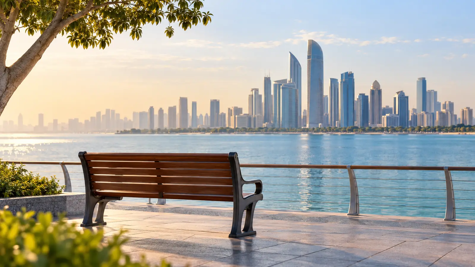 ممشى كورنيش أبوظبي في الصباح مع أفق المدينة البعيد
